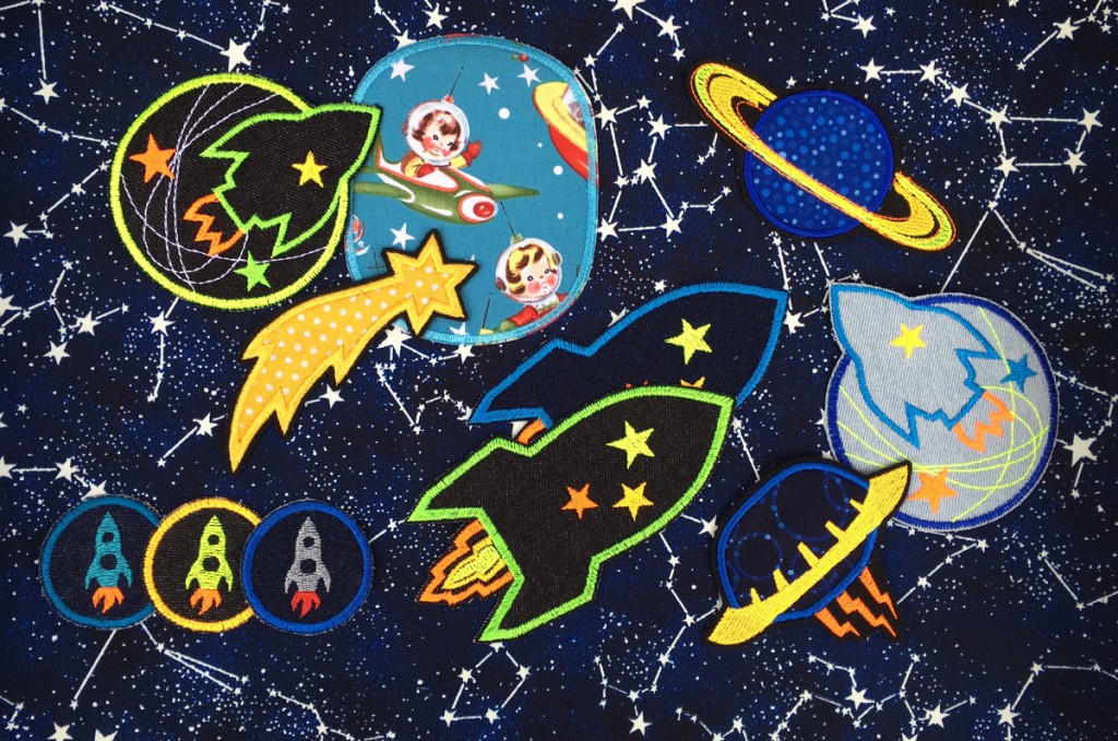 Bügelflicken und Bügelbilder als Bild auf Stoff arrangiert